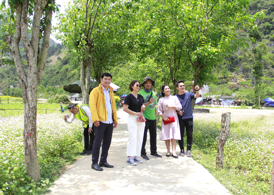 Khách du lịch tham quan tại làng văn hóa du lịch thôn Lũng Cẩm trên, xã Sủng Là (Đồng Văn).