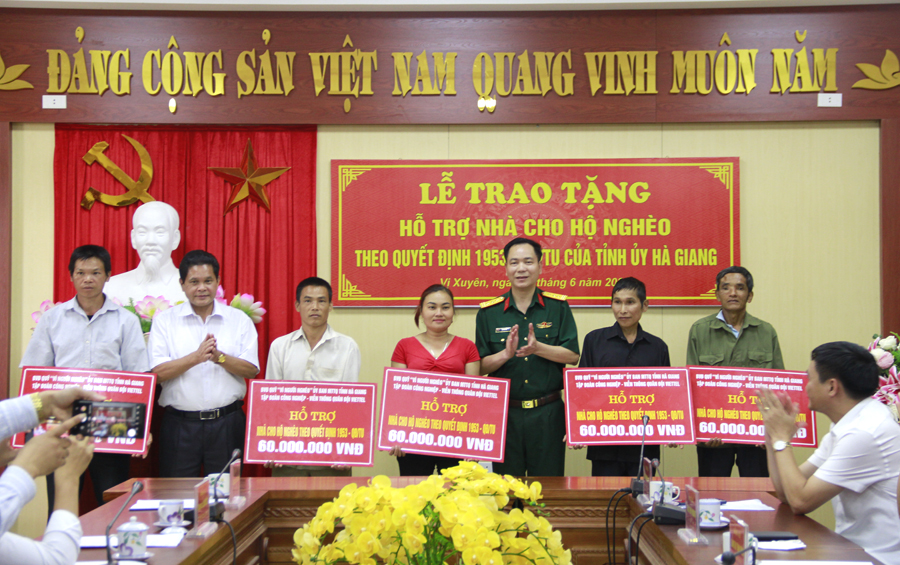 Lãnh đạo Ủy ban MTTQ tỉnh và Chi nhánh Viettel Hà Giang trao kinh phí hỗ trợ nhà cho các hộ nghèo.
