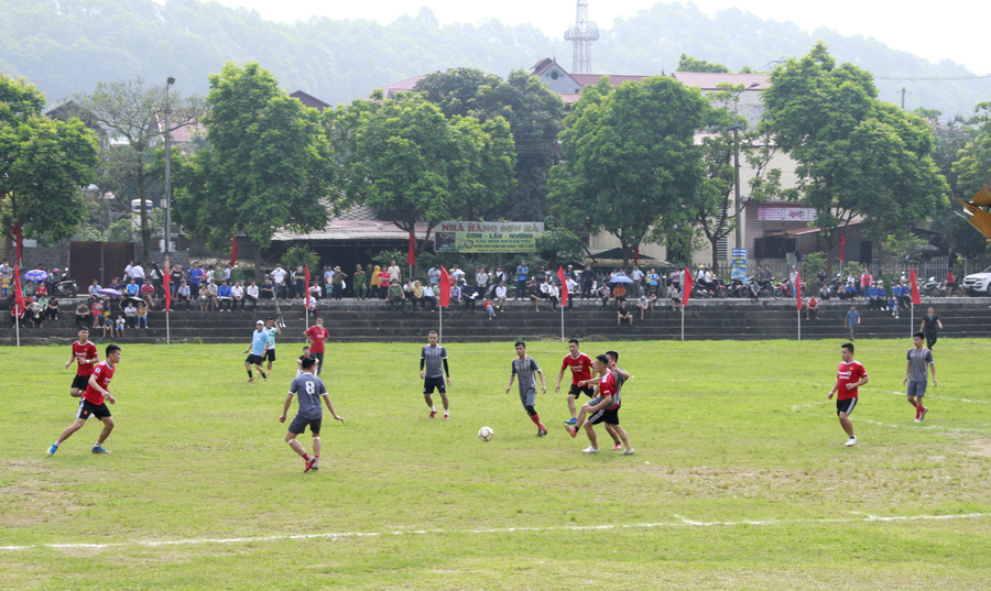 Trận chung kết môn bóng đá nam giữa đội tuyển xã Đạo Đức và xã Thuận Hoà tại đại hội.
