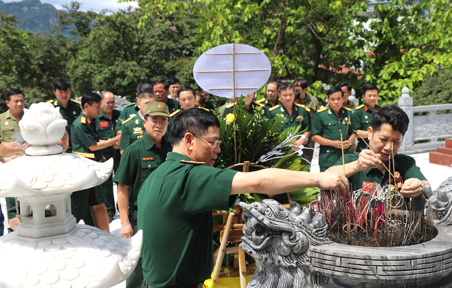 Trước đó các đại biểu dự Đại hội đã dâng hương, hoa các Anh hùng liệt sỹ tại Nghĩa trang liệt sỹ thành phố Hà Giang.

