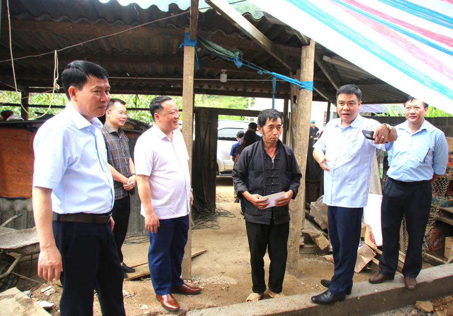 Phó Chủ tịch Thường trực UBND tỉnh kiểm tra công tác triển khai xây dựng nhà ở tại hộ dân Giàng Vần Páo, thôn Lùng Cáng, xã Thanh Vân.
