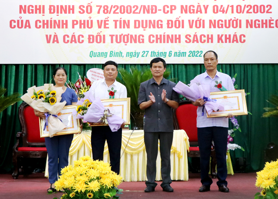 Lãnh đạo huyện Quang Bình tặng Giấy khen cho các tập thể có thành tích xuất sắc.
