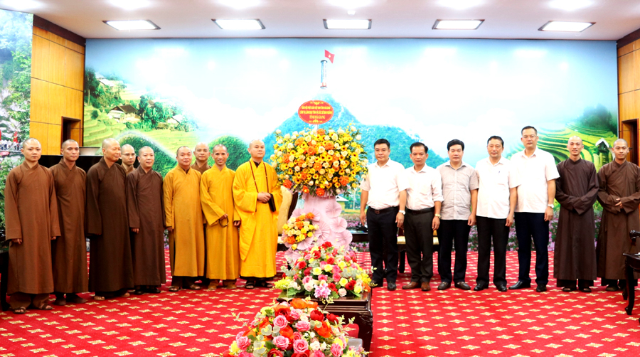 Phó Chủ tịch Thường trực UBND tỉnh Hoàng Gia Long tặng hoa chúc mừng Ban trị sự Giáo hội Phật giáo tỉnh, nhiệm kỳ 2022 - 2027
