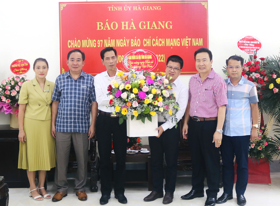 Bảo hiểm xã hội tỉnh tặng hoa chúc mừng Báo Hà Giang
