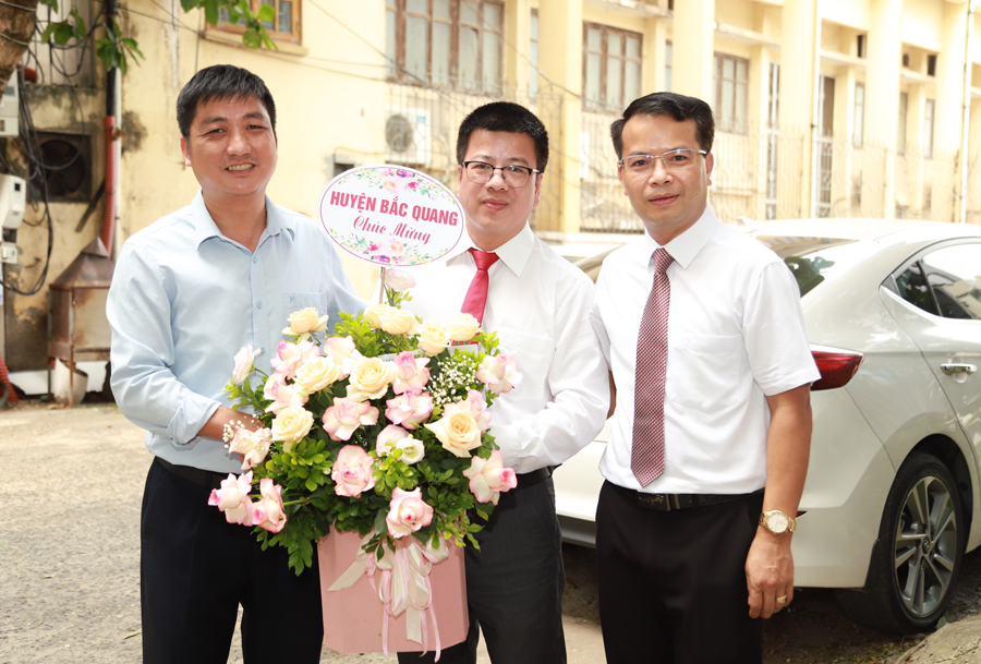 Huyện Bắc Quang tặng hoa chúc mừng
