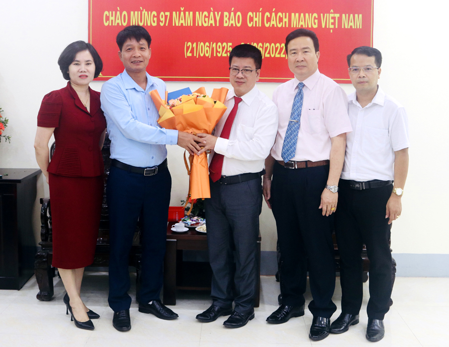 Vietinbank chi nhánh tỉnh Hà Giang tặng hoa chúc mừng Báo Hà Giang

