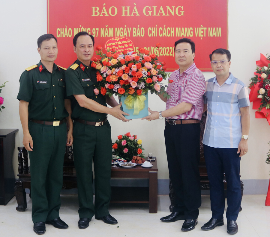 Đoàn kinh tế quốc phòng 313 tặng hoa chúc mừng Báo Hà Giang