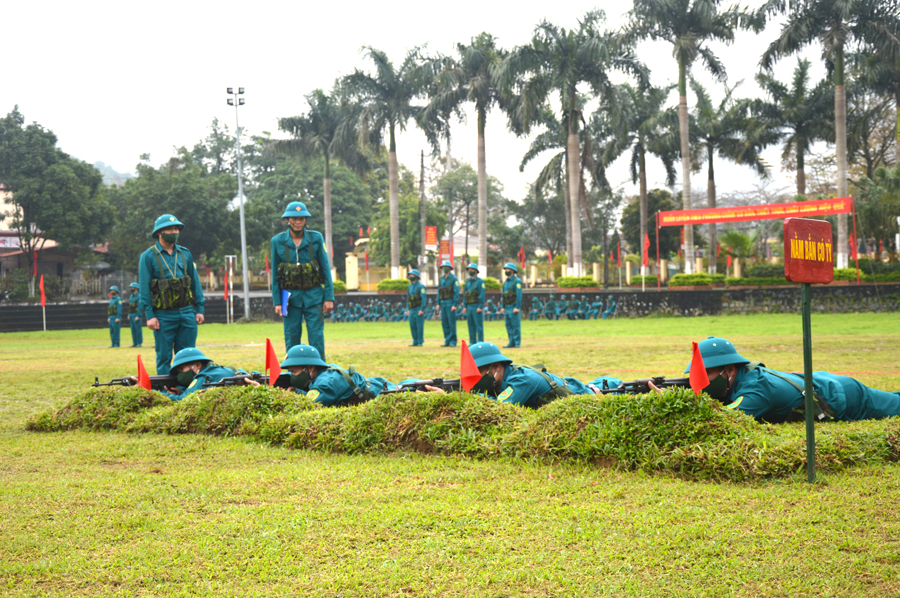 Dân quân huyện Vị Xuyên huấn luyện sẵn sàng chiến đấu.

