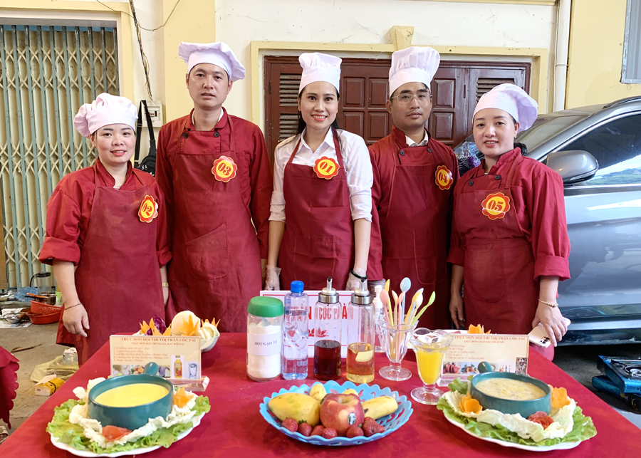 Phần thi thực hành nấu bột và cháo dinh dưỡng của đội thi thị trấn Cốc Pài 
