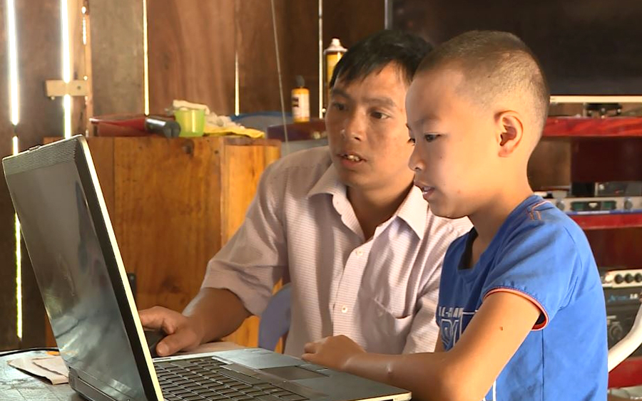 Nguồn vốn vay theo Nghị quyết 11 tạo điều kiện để anh Thèn Văn Sinh, thôn Cốc Độ, xã Chế Là mua máy tính cho con học tập.
