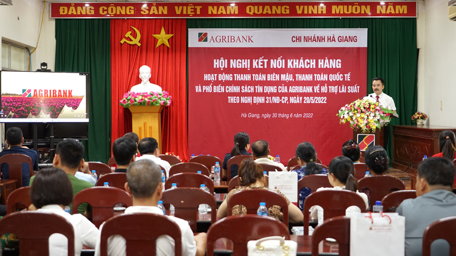 Đồng chí Nguyễn Trung tuyến Bí thư Đảng ủy, Giám đốc Agribank Chi nhánh Hà Giang phát biểu tại Hội nghị
