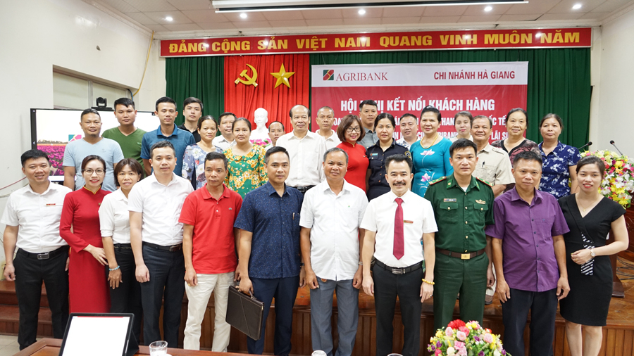 Tập thể Lãnh đạo Agribank Chi nhánh Hà Giang chụp ảnh lưu niệm với các đại biểu, doanh nghiệp, hộ kinh doanh đến dự Hội nghị 