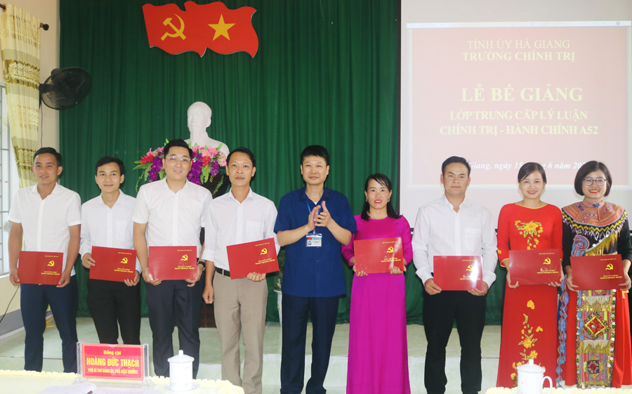 Lãnh đạo Trường Chính trị tỉnh trao Bằng tốt nghiệp cho các học viên.
