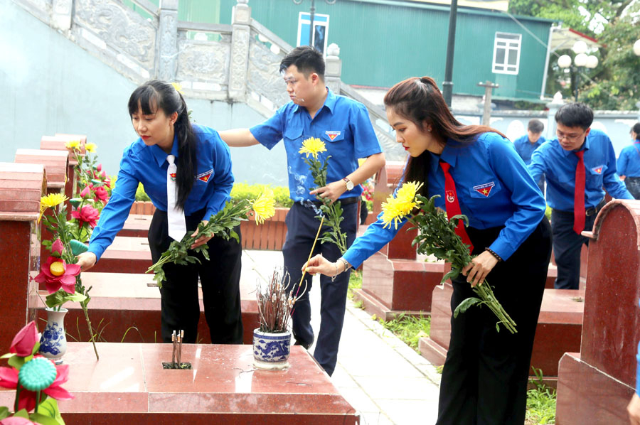 Trước khi diễn ra Đại hội, các đại biểu đến thắp hương tri ân các Anh hùng Liệt sĩ tại Nghĩa trang Liệt sĩ thành phố Hà Giang
