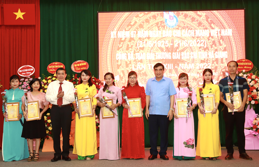 Lãnh đạo Ban Dân vận Tỉnh ủy và Ban Tổ chức Tỉnh ủy tặng hoa, chứng nhận cho các tác giả đoạt giải B
