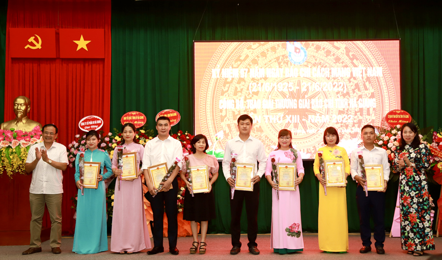 Lãnh đạo Đài PT-TH tỉnh và Hội VHNT tỉnh tặng hoa và chứng nhận cho các tác giả đoạt giải Khuyến khích
