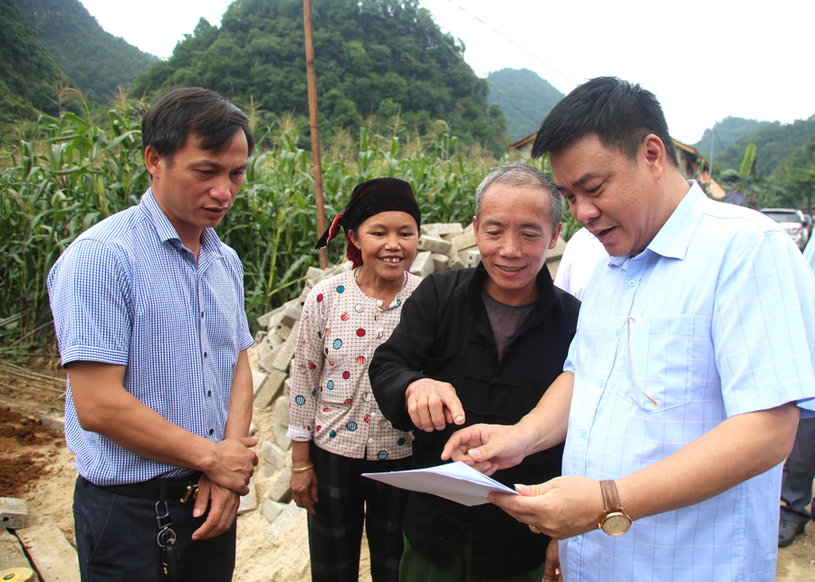 Phó Chủ tịch Thường trực UBND tỉnh kiểm tra hồ sơ hỗ trợ xây dựng nhà ở của CCB Mua Mí Tỏa, thôn Lùng Cúng, xã Thanh Vân.
