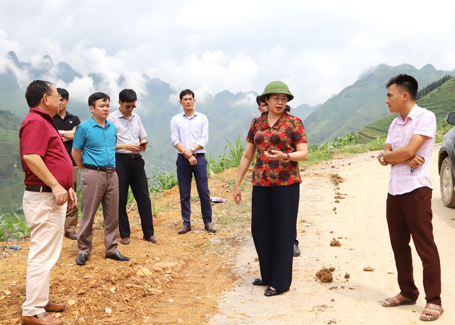  Phó Chủ tịch UBND tỉnh Hà Thị Minh Hạnh kiểm tra tiến độ thực hiện mở rộng mặt đường dự án đoạn tuyến Km 160+500, QL4C xã Pả Vi đi mốc 456 xã Thượng Phùng
