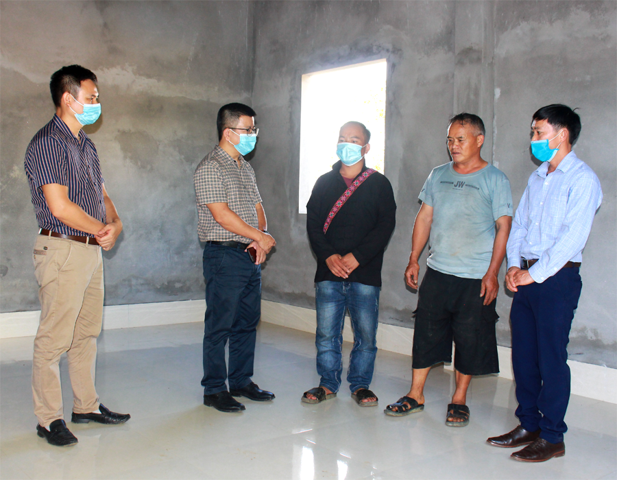 Tổng Biên tập Báo Hà Giang Nguyễn Trung Thu kiểm tra công tác xây dựng nhà ở tại xã Nàn Ma, Xín Mần.
