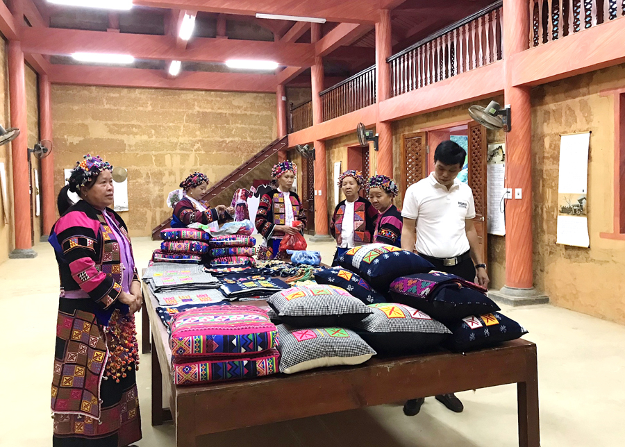Các sản phẩm của HTX thêu thổ cẩm dân tộc Lô Lô thị trấn Mèo Vạc, huyện Mèo Vạc mang lại nguồn thu ổn định. 