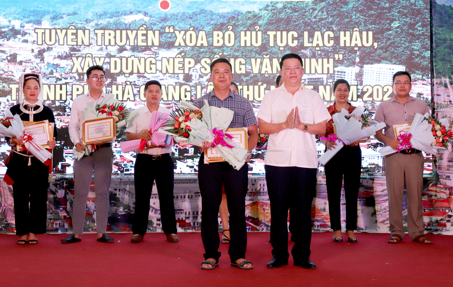 Đồng chí Trần Mạnh Lợi, Ủy viên BTV Tỉnh ủy, Trưởng ban Dân vận Tỉnh ủy trao phần thưởng cho các đội đoạt giải.

