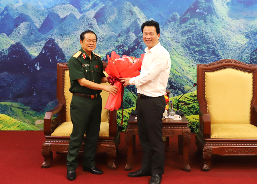 Đồng chí Đặng Quốc Khánh, Ủy viên BCH T.Ư Đảng, Bí thư Tỉnh ủy tặng hoa Đại tướng Đỗ Bá Tỵ.
