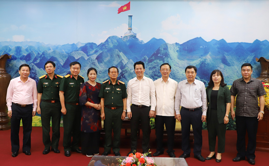 Các đồng chí lãnh đạo tỉnh chụp ảnh cùng đoàn công tác lên thăm Hà Giang.
