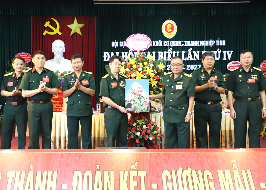 Lãnh đạo Hội CCB tỉnh tặng hoa và bức ảnh có hình Đại tướng Võ Nguyên Giáp tại Đại hội.

