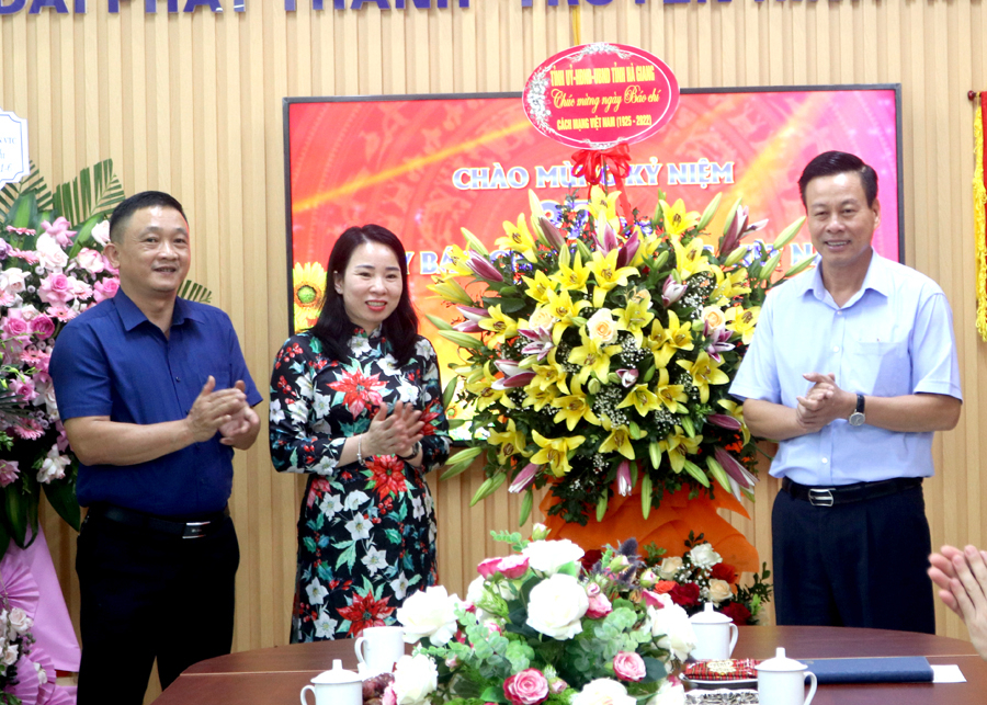 Chủ tịch UBND tỉnh Nguyễn Văn Sơn tặng hoa chúc mừng Đài PT - TH tỉnh nhân 97 năm Ngày Báo chí Cách mạng Việt Nam.