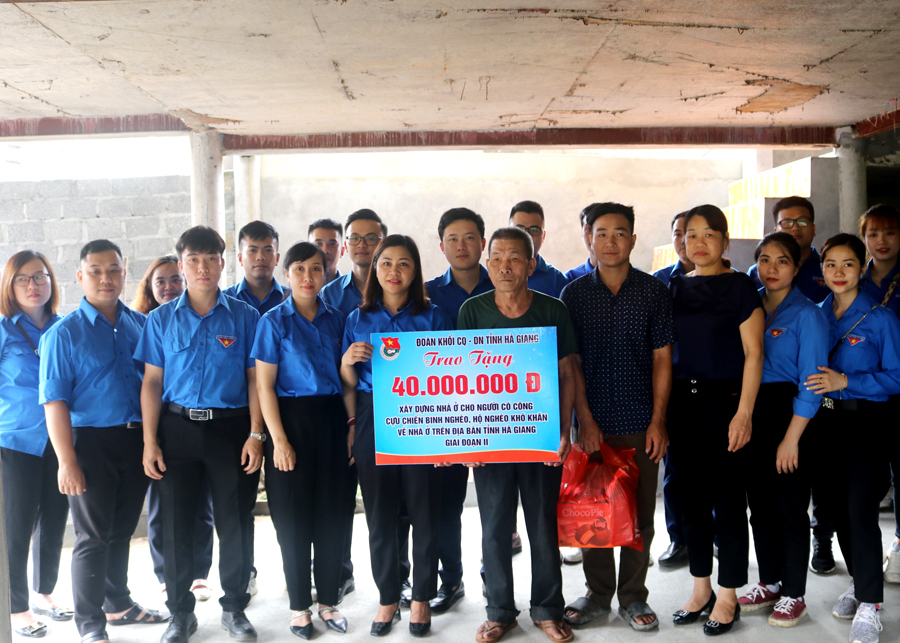 Lãnh đạo Đoàn khối Cơ quan - Doanh nghiệp tỉnh trao tiền hỗ trợ xây nhà cho gia đình anh Nguyễn Văn Đông
