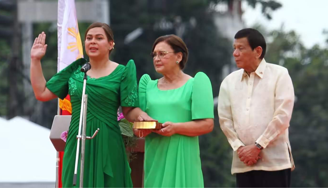 Bà Sara Duterte-Carpio (ngoài cùng, bên trái) tuyên thệ nhậm chức Phó Tổng thống Philippines.