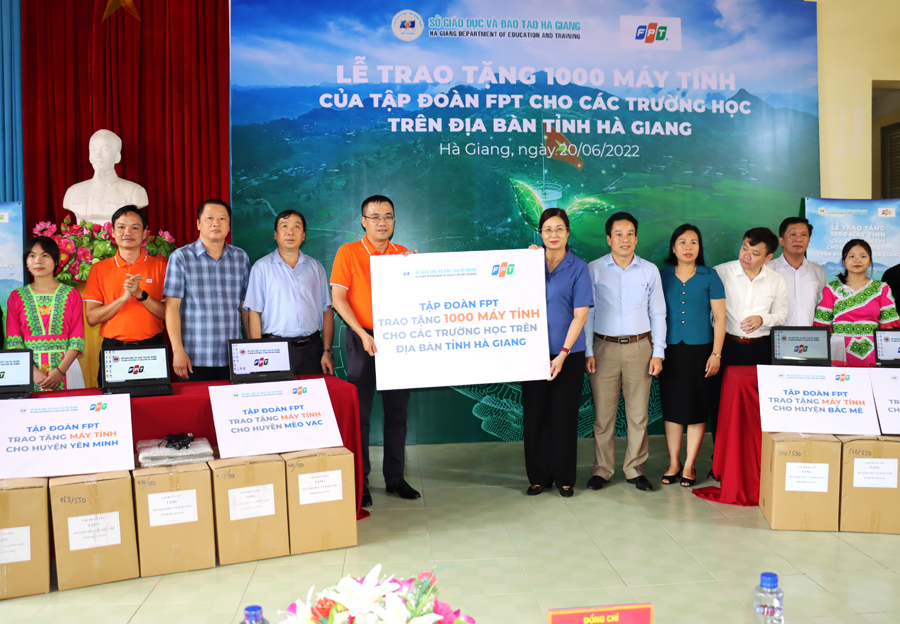 Tập đoàn FPT trao tặng 1.000 máy tính cho các trường học trên địa bàn tỉnh.
