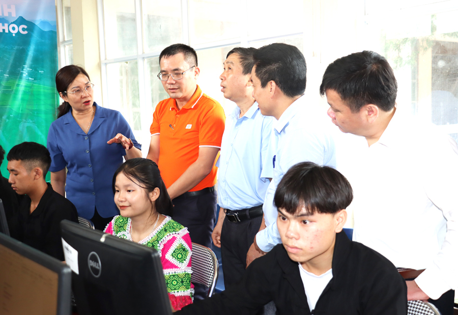 Phó Chủ tịch UBND tỉnh Hà Thị Minh Hạnh tham quan hệ thống máy tính do Tập đoàn FPT trao tặng cho các trường trên địa bàn tỉnh.

