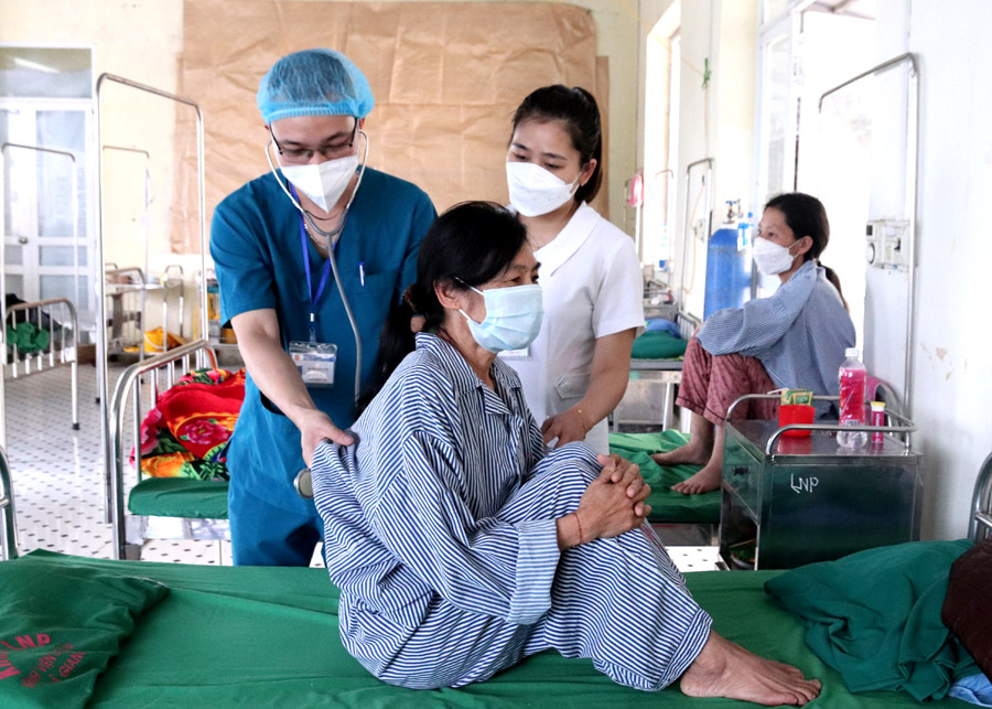 Bác sỹ Bệnh viện Phổi Hà Giang tận tâm chăm sóc sức khỏe nhân dân.
