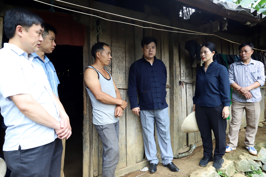 Lãnh đạo huyện Mèo Vạc thăm hỏi, động viên gia đình nghi bị ngộ độc do ăn bánh trôi ngô tại thôn Làng Tỉnh Dào B, xã Lũng Pù.