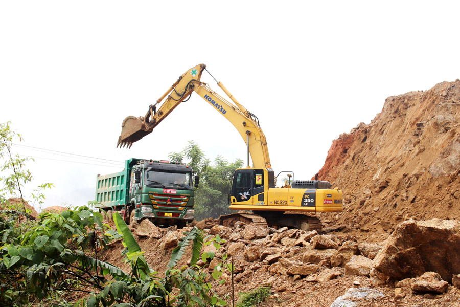 Các doanh nghiệp đẩy nhanh tiến độ thi công đường Bắc Quang – Xín Mần, đoạn qua địa bàn xã Tân Lập (Bắc Quang).
