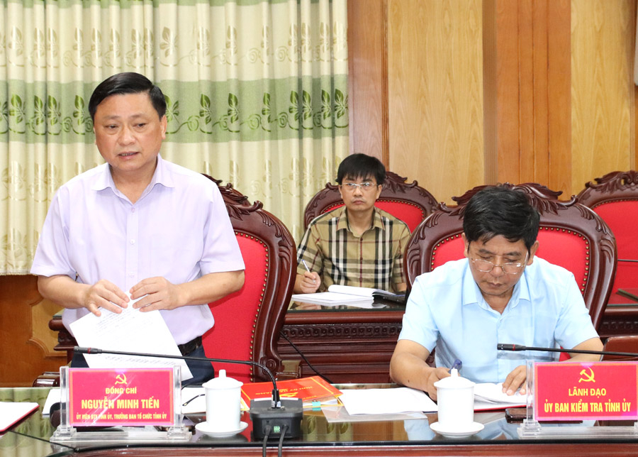 Trưởng Ban Tổ chức Tỉnh ủy Nguyễn Minh Tiến trao đổi các nhiệm vụ trọng tâm về công tác tổ chức xây dựng Đảng, cán bộ, đảng viên.
