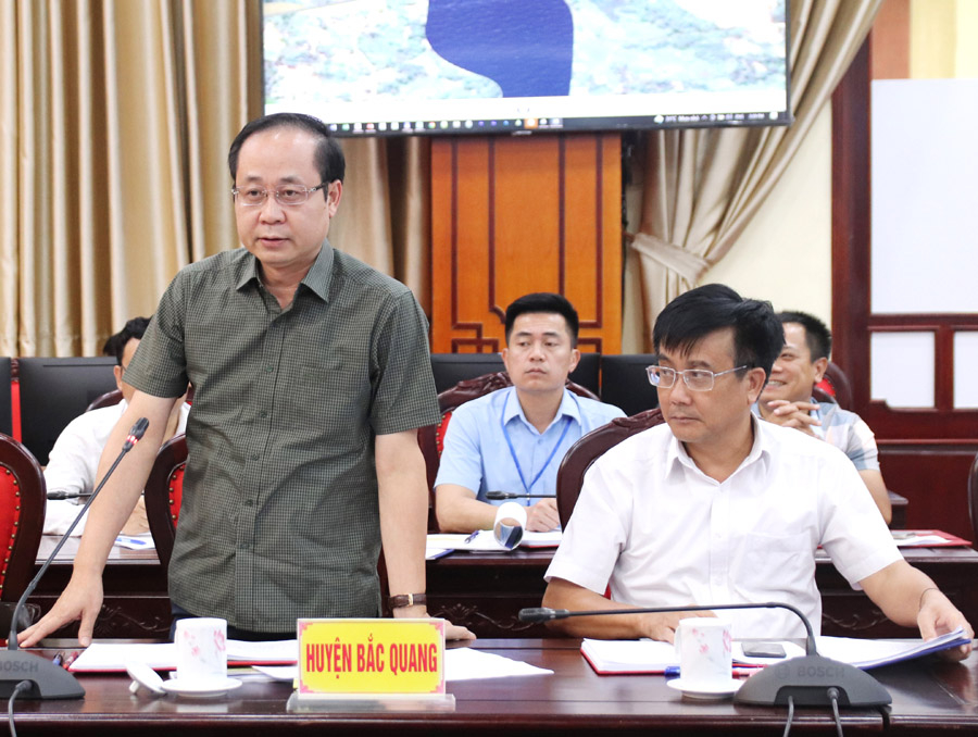 Bí thư Huyện ủy Bắc Quang Hà Việt Hưng thảo luận tại buổi làm việc.
