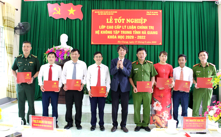 Lãnh đạo Học viện Chính trị khu vực I trao bằng tốt nghiệp cho các học viên.