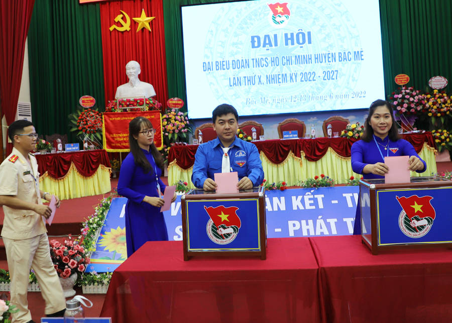 Đại biểu bỏ phiếu bầu BCH và đoàn đại biểu dự Đại hội Đoàn TNCS Hồ Chí Minh toàn tỉnh.

