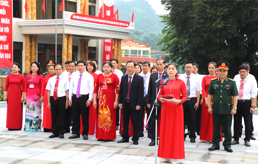 Trước đó, các đại biểu dự Đại hội dâng hoa báo công tại tượng đài Bác Hồ trong khuôn viên Tỉnh ủy.