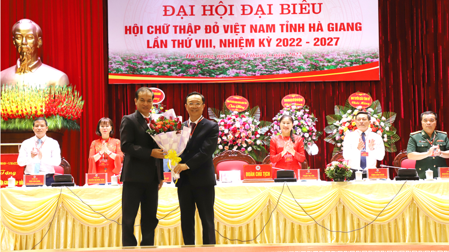 Đại hội suy tôn đồng chí Thào Hồng Sơn là Chủ tịch danh dự của Hội CTĐ tỉnh nhiệm kỳ 2022-2027.