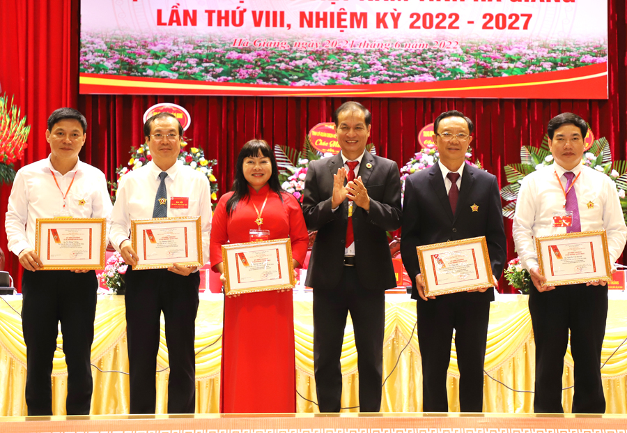 Các cá nhân được T.Ư Hội CTĐ Việt Nam tặng Kỷ niệm chương “Vì sự nghiệp nhân đạo”.


