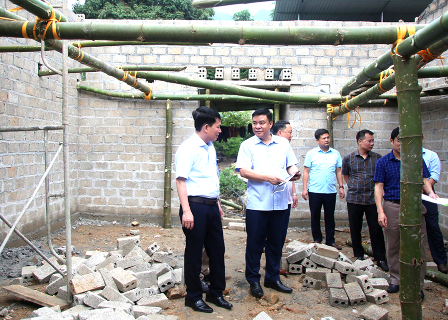 Phó Chủ tịch Thường trực UBND tỉnh Hoàng Gia Long kiểm tra tiến độ xây dựng nhà ở tại gia đình CCB Chu Quang Tư thôn Sang Phàng, xã Đông Hà.
