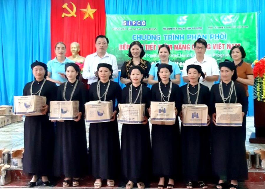 Lãnh đạo Hội Liên hiệp Phụ nữ tỉnh trao tặng bếp đun tiết kiệm năng lượng cho hội viên, phụ nữ xã Mậu Duệ.
