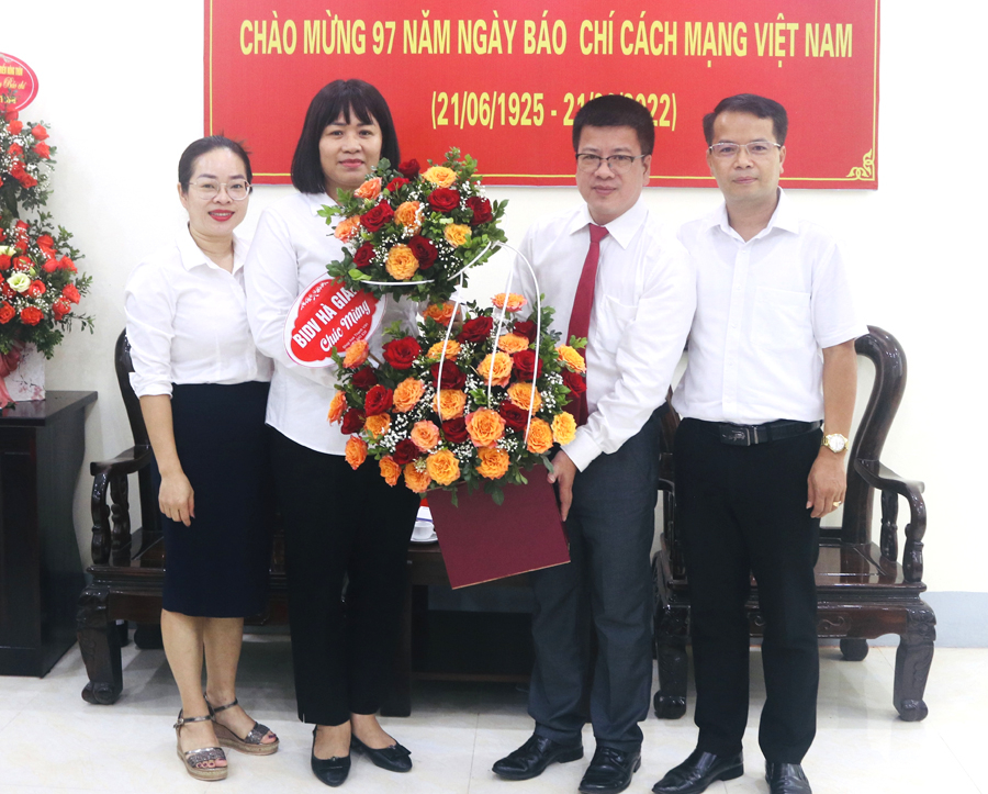 Ngân hàng BIDV Hà Giang tặng hoa chúc mừng Báo Hà Giang
