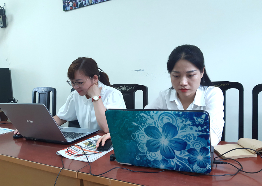 Nữ phóng viên Báo Hà Giang xử lý thông tin, hoàn thiện tác phẩm báo chí.