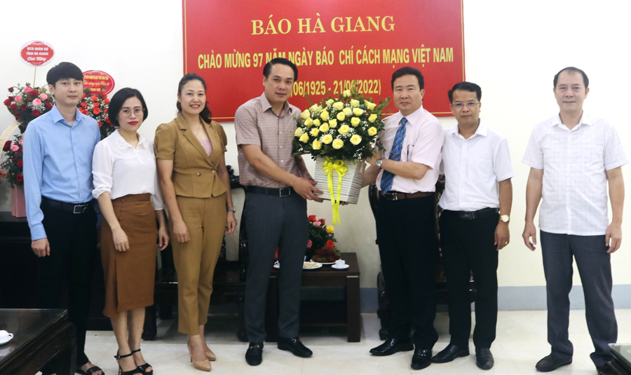 Ngân hàng Chính sách xã hội Hà Giang tặng hoa chúc mừng Báo Hà Giang
