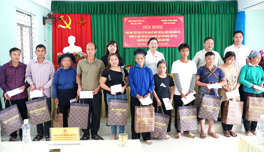 Công ty TNHH Tư vấn xây dựng 568 HG tặng quà một số hộ gia đình khó khăn trên địa bàn xã Tùng Vài (Quản Bạ).
