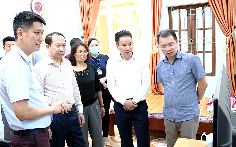 Phó Chủ tịch UBND tỉnh Trần Đức Quý kiểm tra hệ thống camera giám sát phòng bảo quản đề thi tại Trường THPT Quản Bạ.